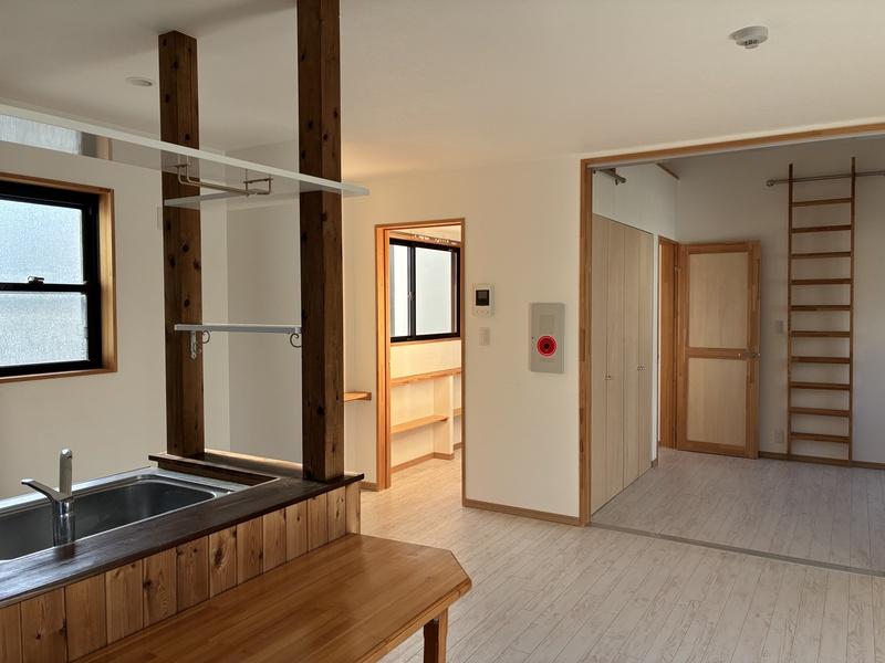 藤沢市鵠沼桜が岡二丁目の賃貸物件/室内。LDKから廊下側を見たところ