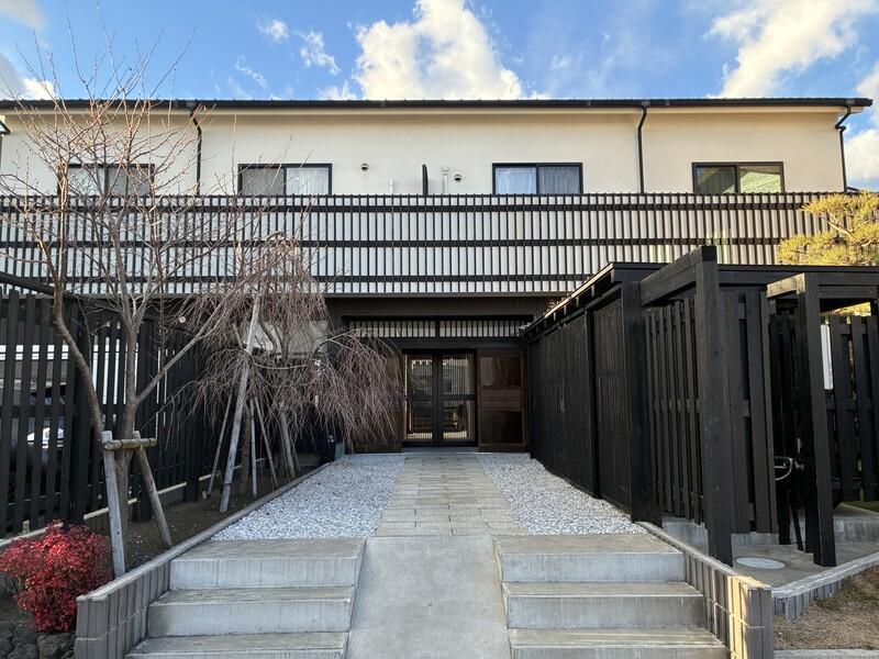 藤沢市鵠沼桜が岡二丁目の賃貸物件/旅館のような外観が特徴。お屋敷跡地に建った建物です