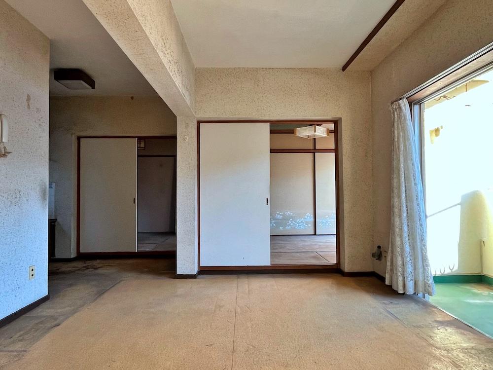 逗子市逗子三丁目の賃貸物件/玄関から室内を見る｜梁や床の段差もあるが、個性として楽しみたい