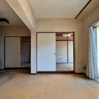 逗子市逗子三丁目の賃貸物件/玄関から室内を見る｜梁や床の段差もあるが、個性として楽しみたい