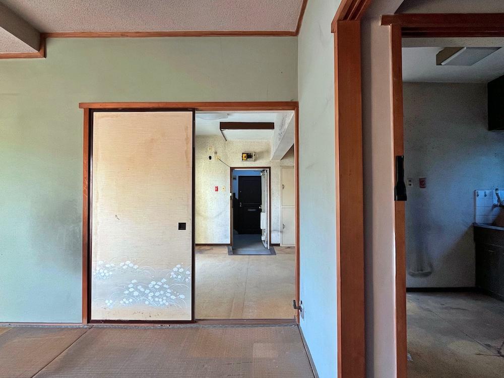 逗子市逗子三丁目の賃貸物件/6畳和室と4畳半から玄関方向を見る