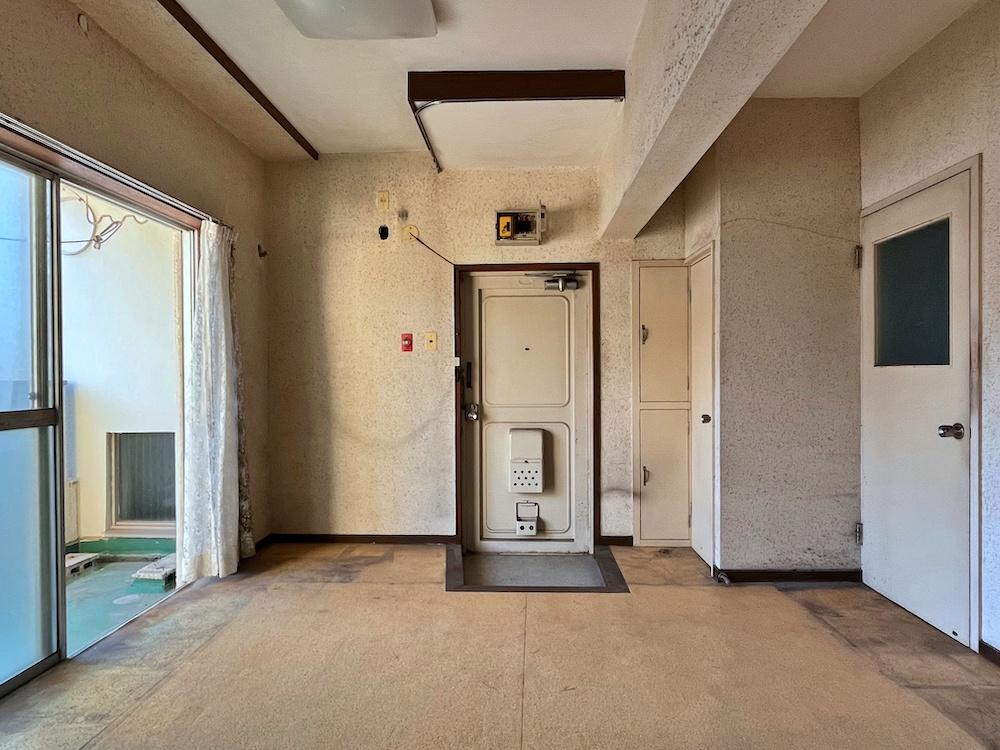 逗子市逗子三丁目の賃貸物件/居間｜ダイレクトに玄関、バルコニーや水まわりが隣接する