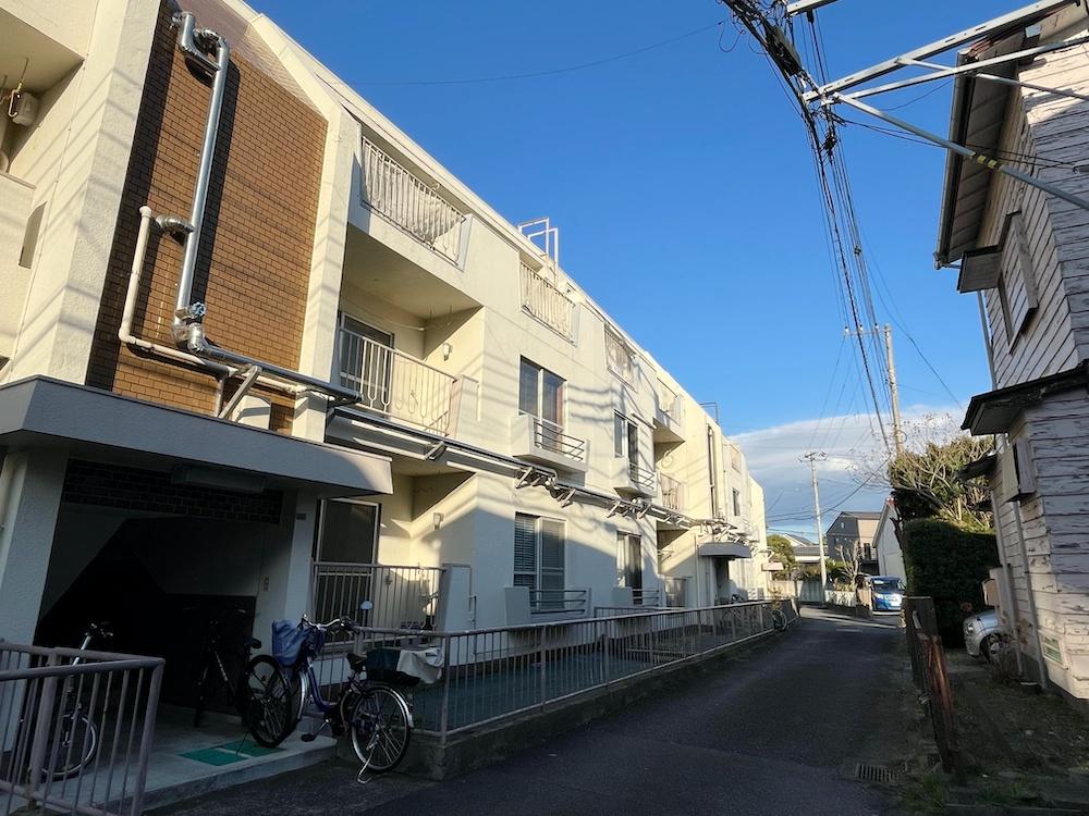 逗子市逗子三丁目の賃貸物件/外観｜レトロなタイル張りの階段室には剥き出しの配管が巡る、これぞ、ネイキッド・レトロ