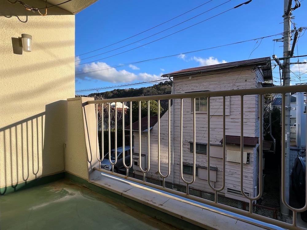逗子市逗子三丁目の賃貸物件/バルコニー｜正面の家がかわいい。ここに洗濯機をどうぞ。