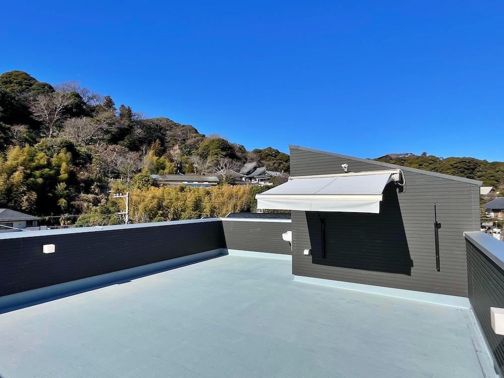 鎌倉市坂ノ下の売買物件/屋上からは長谷寺を望みます。緑につつまれた本堂がとても美しい。