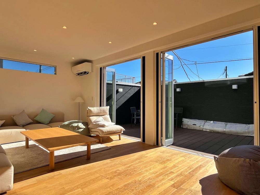 鎌倉市坂ノ下の売買物件/リビング｜カーテン要らずのプライバシー確保空間、しかし空の青もきちんと見えます。