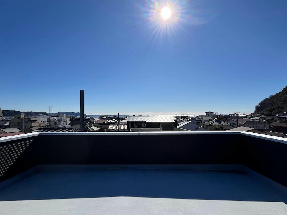 鎌倉市坂ノ下の売買物件/屋上｜海方向はワイドに視線が抜けていて気持ち良い