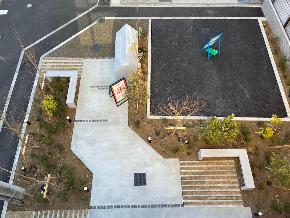 鎌倉市小町二丁目の賃貸物件/3FA区画から公園部分を見下ろす