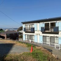 葉山町堀内の賃貸物件/駐車場｜アパートの奥に海がチラッと見える素敵な駐車場