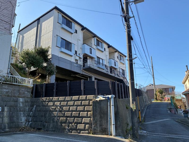 葉山町堀内の賃貸物件/外観｜バス通りから1分もせずに見えてくる建物。少しだけ坂を登ってたどり着きます