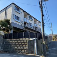 葉山町堀内の賃貸物件/外観｜バス通りから1分もせずに見えてくる建物。少しだけ坂を登ってたどり着きます