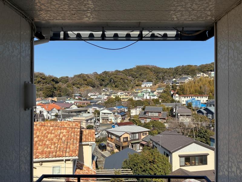 葉山町堀内の賃貸物件/共用部｜玄関を出た先の景色。晴れていると何だかこれだけでも気分が上がります