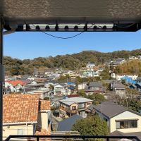 葉山町堀内の賃貸物件/共用部｜玄関を出た先の景色。晴れていると何だかこれだけでも気分が上がります