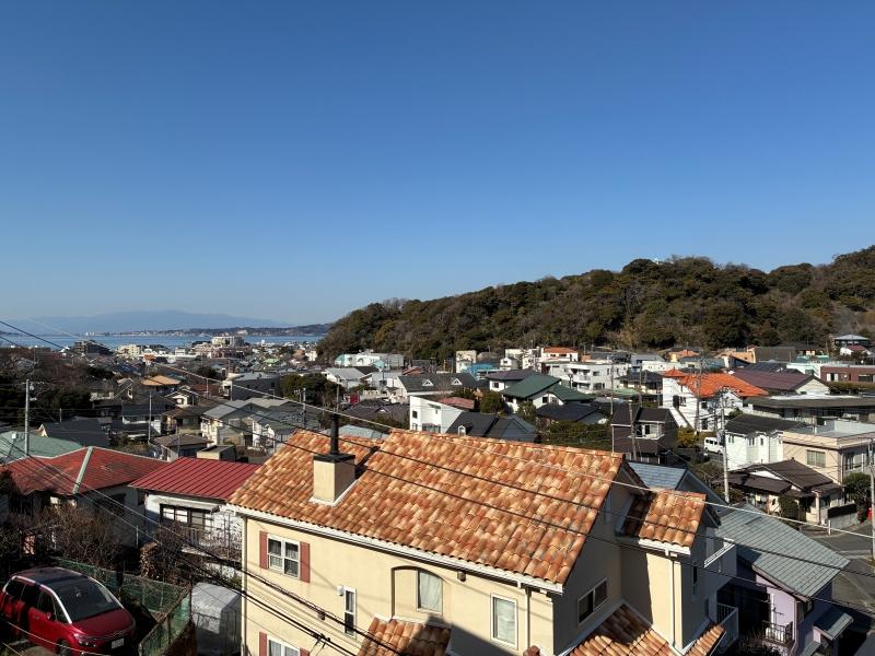 葉山町堀内の賃貸物件/洋室2からの眺望｜街並みの先に見えるのは森戸神社方面の海。ここは隠れた海見えスポットです