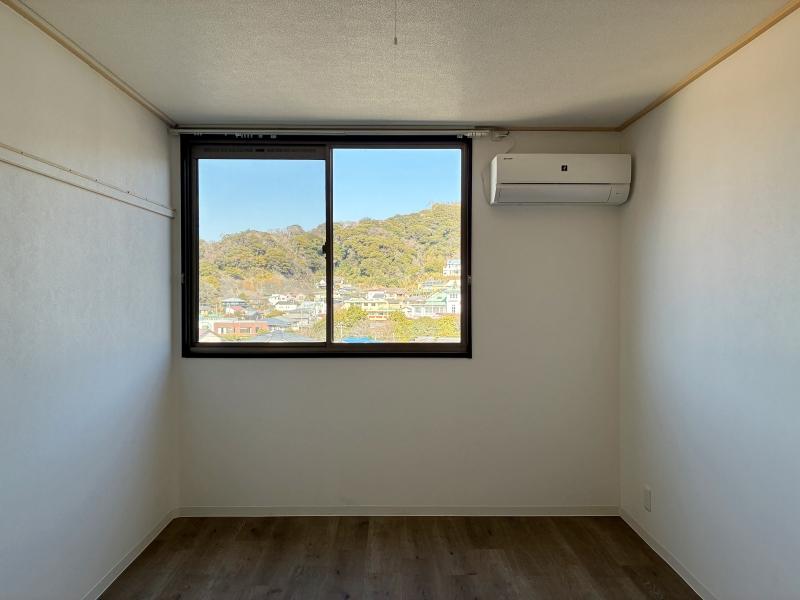 葉山町堀内の賃貸物件/洋室2｜北側にもう一部屋あります。窓の外には海アリ山アリの葉山の景色が広がっています