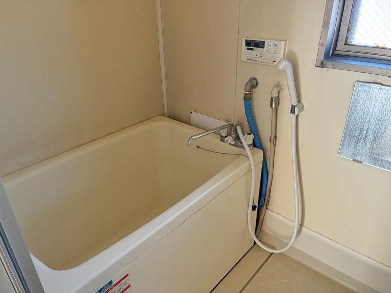 葉山町堀内の賃貸物件/浴室｜お風呂は少し年代を感じますが、追い炊き機能も後付けされています