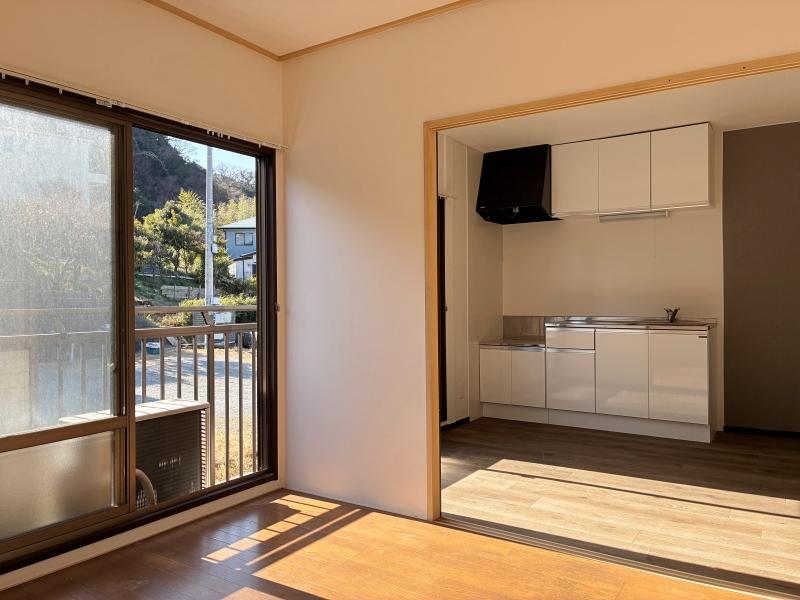 葉山町堀内の賃貸物件/洋室1｜内装はきれいな状態でそのまま気持ち良く使えます。建物南側が駐車場で大きく空いているので日当たり抜群