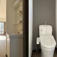 葉山町堀内の賃貸物件/水まわり｜洗面化粧台もトイレもきれいな状態