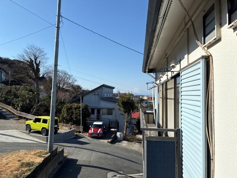 葉山町堀内の賃貸物件/ベランダからの眺望｜うっすら富士山が見えるのが分かりますか（写真中央）。空気が澄んだ日にはもっとはっきりと見えます