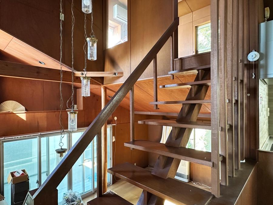 鎌倉市七里ガ浜東五丁目の売買物件/3階へ続く階段と吹き抜け｜この家は大きな吹き抜けを中心に各部屋が樹木のように枝分かれしています