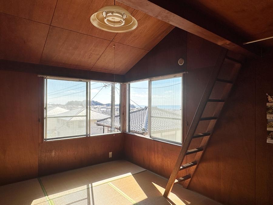 鎌倉市七里ガ浜東五丁目の売買物件/2階和室｜実はこの窓から海が見えます