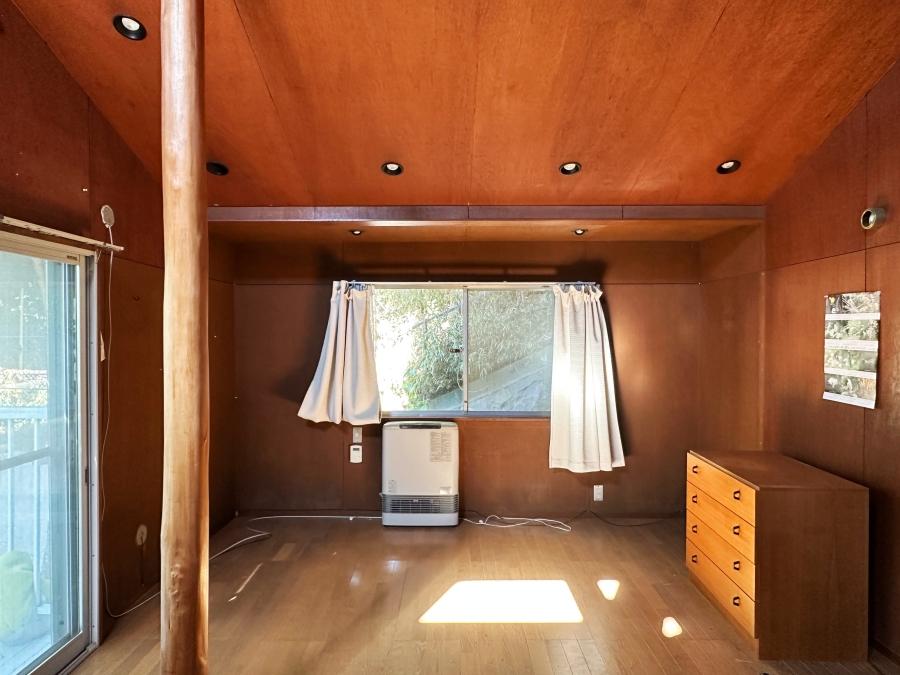 鎌倉市七里ガ浜東五丁目の売買物件/1階リビング｜1階といっても玄関から4段ほど上がっています