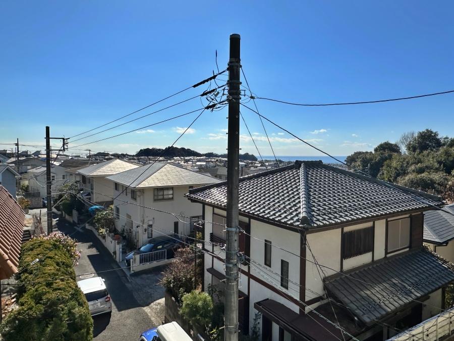 鎌倉市七里ガ浜東五丁目の売買物件/2階和室からの眺望｜屋根の先に海が見えます
