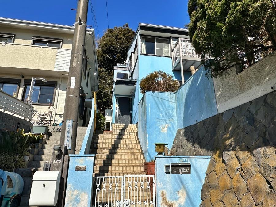鎌倉市七里ガ浜東五丁目の売買物件/外観｜右の家が今回の物件です。くすんだ水色の外壁からは室内の様子を想像できませんでした
