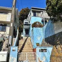 鎌倉市七里ガ浜東五丁目の売買物件/外観｜右の家が今回の物件です。くすんだ水色の外壁からは室内の様子を想像できませんでした