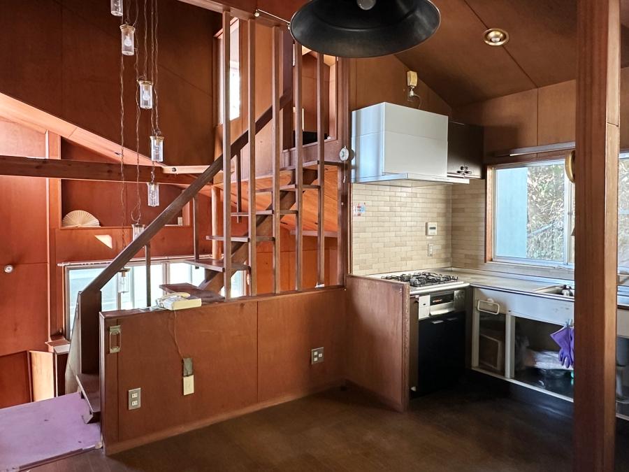 鎌倉市七里ガ浜東五丁目の売買物件/ダイニング｜ダイニングと数段下がったリビングを遮るのは腰壁だけ。吹き抜けで繋がっています