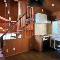 鎌倉市七里ガ浜東五丁目の売買物件/ダイニング｜ダイニングと数段下がったリビングを遮るのは腰壁だけ。吹き抜けで繋がっています