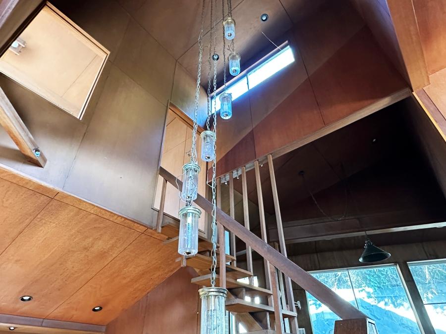 鎌倉市七里ガ浜東五丁目の売買物件/リビングから上を見上げる｜一番上にはハイサイドライト。洋室の室内窓があり光が差し込みます