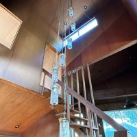 鎌倉市七里ガ浜東五丁目の売買物件/リビングから上を見上げる｜一番上にはハイサイドライト。洋室の室内窓があり光が差し込みます