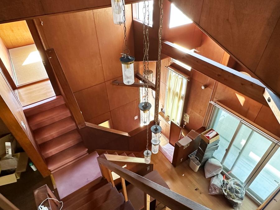 鎌倉市七里ガ浜東五丁目の売買物件/3階の洋室から下を見下ろす｜真ん中奥に玄関があり数段上ってリビングさらに上ってダイニング。そこから階段が二手に分かれます