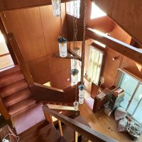 鎌倉市七里ガ浜東五丁目の売買物件/3階の洋室から下を見下ろす｜真ん中奥に玄関があり数段上ってリビングさらに上ってダイニング。そこから階段が二手に分かれます