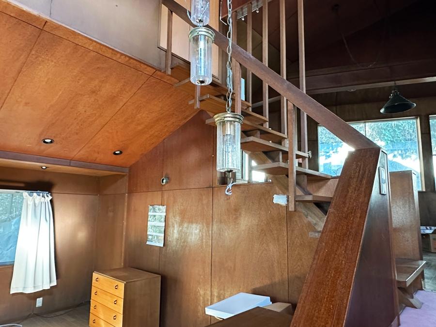 鎌倉市七里ガ浜東五丁目の売買物件/リビングからダイニングへの階段から｜3階への階段だけは一本桁のささら階段