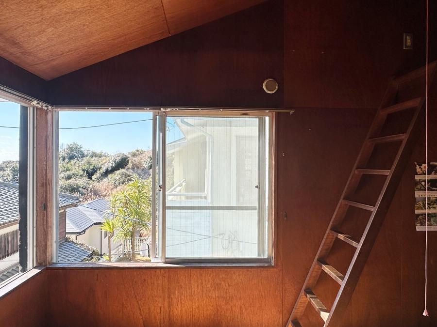 鎌倉市七里ガ浜東五丁目の売買物件/2階和室｜コーナー窓から海が見えます