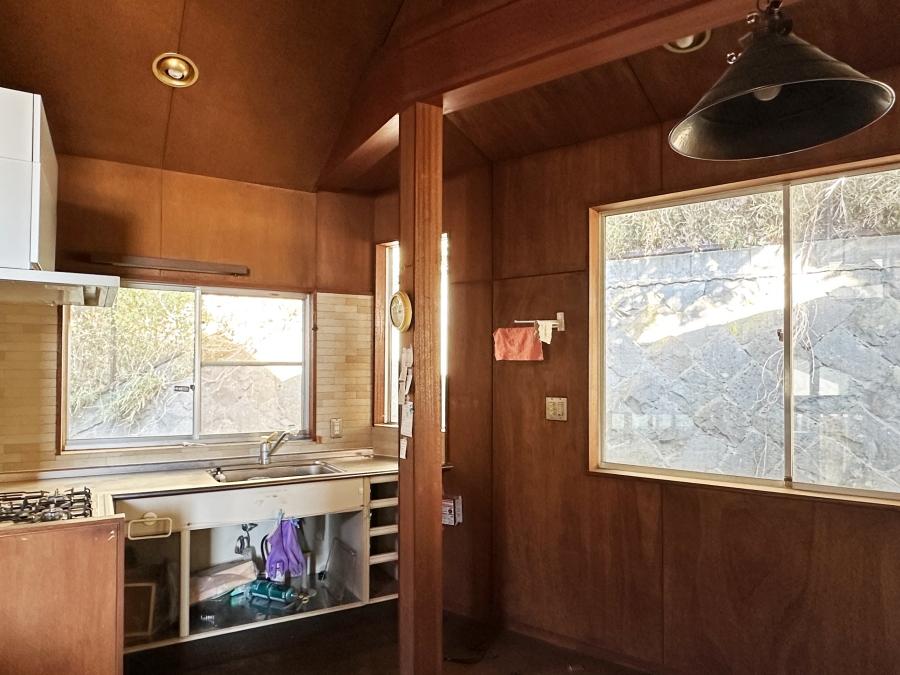 鎌倉市七里ガ浜東五丁目の売買物件/ダイニング｜窓の向こうは擁壁の斜面