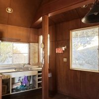 鎌倉市七里ガ浜東五丁目の売買物件/ダイニング｜窓の向こうは擁壁の斜面