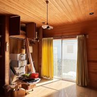 鎌倉市七里ガ浜東五丁目の売買物件/1階洋室｜この部屋は壁と天井が無垢材のようです