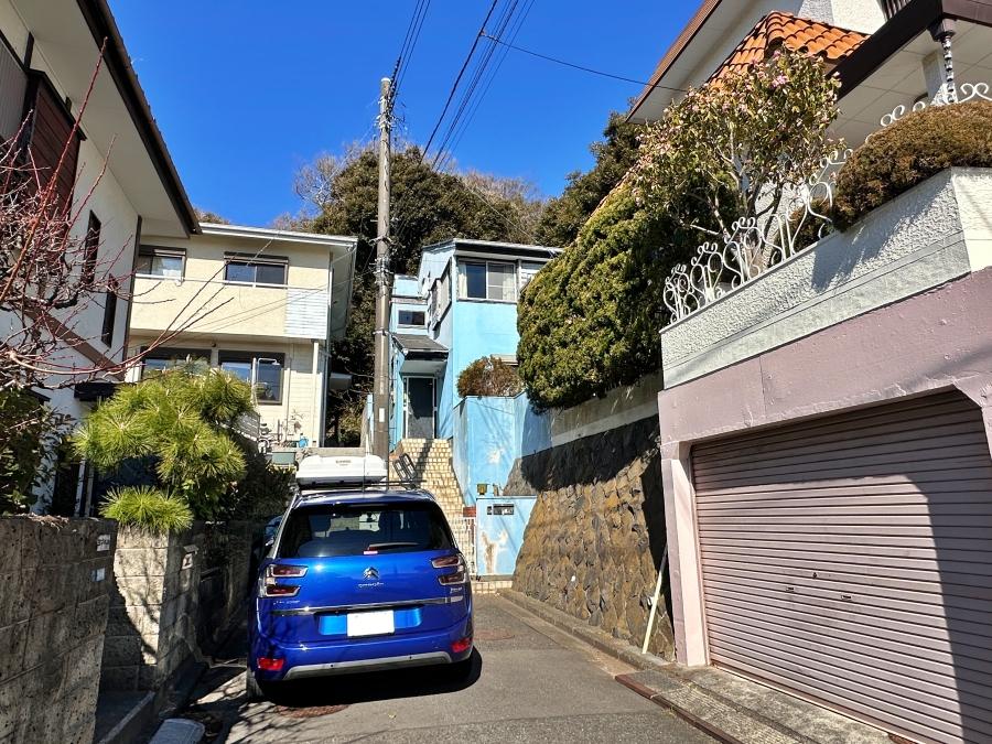 鎌倉市七里ガ浜東五丁目の売買物件/外観｜家の手前の道路部分が駐車スペース。幅が約2.1mしかないのでコンパクトな車でないと難しいかもしれません