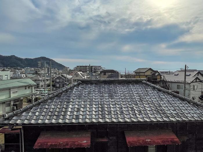 葉山町堀内の売買物件/隣の瓦屋根が味な景色