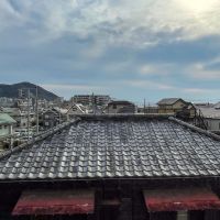 葉山町堀内の売買物件/隣の瓦屋根が味な景色