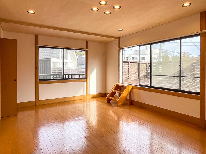 葉山町堀内の売買物件/２階リビングは、小さな階段を使ってバルコニーへ