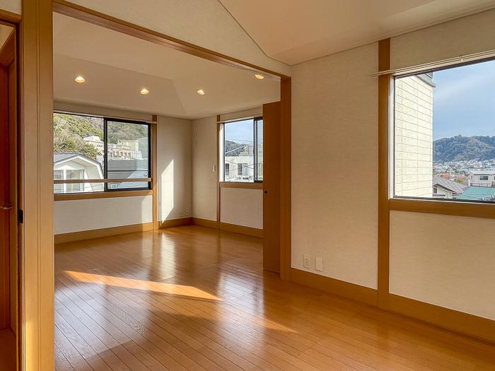 葉山町堀内の売買物件/３階は部屋をつなげ約14帖。広く、窓からの抜けの景色がとてもよいのです