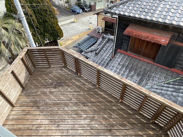 葉山町堀内の売買物件/三角台形なウッドデッキ。そろそろ塗装した方がよいですね