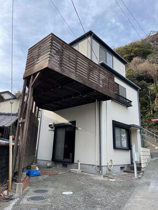 葉山町堀内の売買物件/駐車スペース側から建物を見上げる