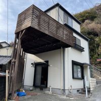 葉山町堀内の売買物件/駐車スペース側から建物を見上げる