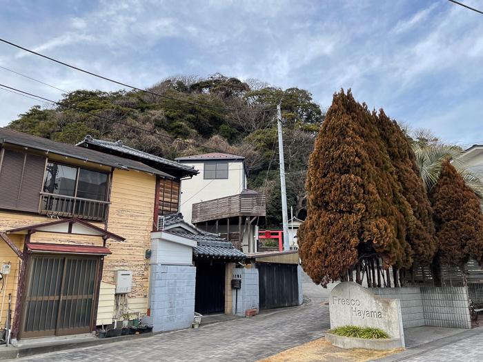 葉山町堀内の売買物件/元町商店街から物件に向かうと、ちょこんと顔を出しています