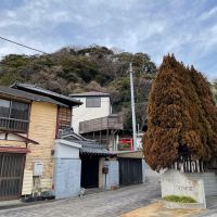 葉山町堀内の売買物件/元町商店街から物件に向かうと、ちょこんと顔を出しています